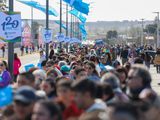 El desfile por el aniversario de Neuquén capital se desarrolla en la flamante avenida Necochea / Foto