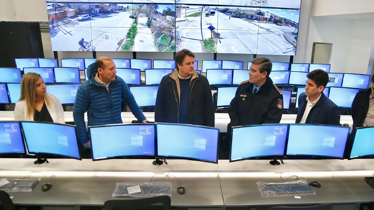 Cómo es el centro de videoseguridad que visitaron Gutiérrez y Gaido