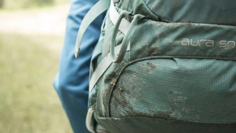 ¡No falla! El secreto para eliminar manchas de la mochila sin usar el lavarropas