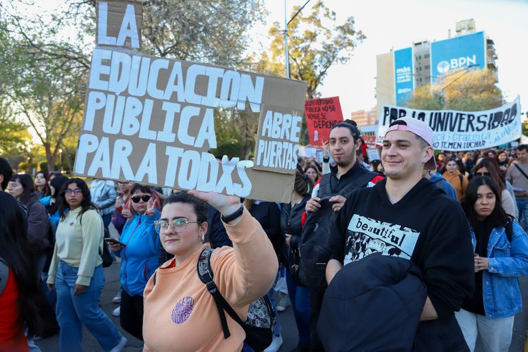 Los estudiantes reclaman por la universidad pública nacional. Javier Milei, el principal foco de las críticas. Los estudiantes reclaman por la universidad pública nacional. Javier Milei, el principal foco de las críticas.