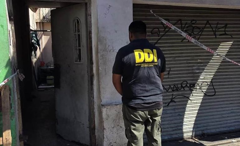 La puerta de la pensión de Ciudadela donde encontraron el cadáver del hombre decapitado.jpg La puerta de la pensión de Ciudadela donde encontraron el cadáver del hombre decapitado.jpg