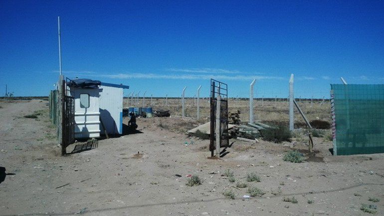 Construcción de una nueva La Anónima en calle Eguinoa al fondo.