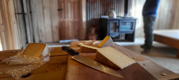 Se formaron en el arte de la elaboración de los quesos en varias queserías artesanales de Argentina y Suiza. Se formaron en el arte de la elaboración de los quesos en varias queserías artesanales de Argentina y Suiza.