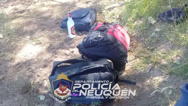 Robaron cuatro mochilas de una dependencia municipal: los detuvieron