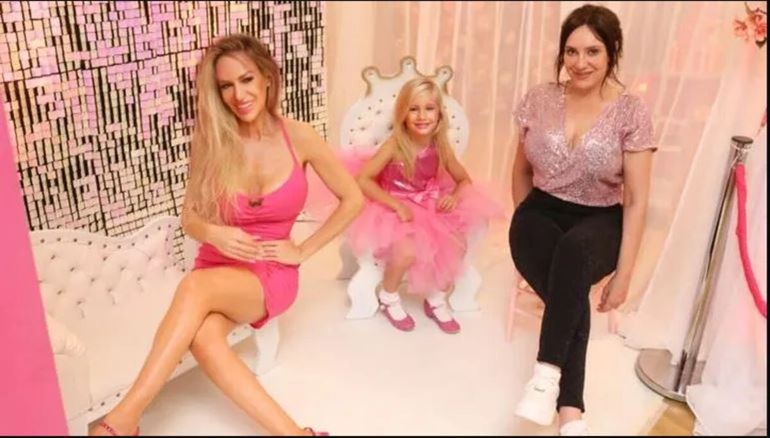 Matilda Salazar en su cumpleaños, junto a su madre Luciana Salazar.