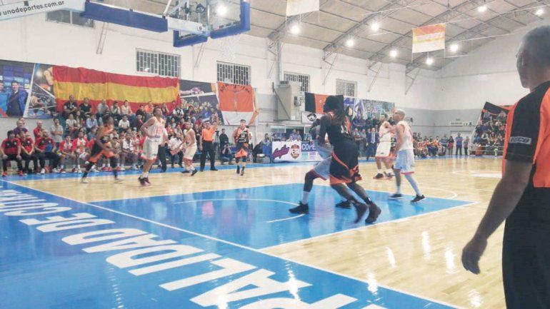 Centro Español se quedó con el clásico en emocionante final