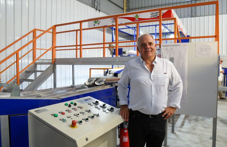 Gabriel Grisanti junto a la nueva clasificadora. Gabriel Grisanti junto a la nueva clasificadora.