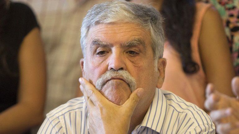 Un grupo de fiscales analiza llamar al ex ministro detenido.