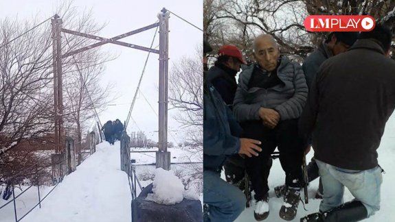 Evacuaron a pie a un hombre de 88 años en medio de la nieve