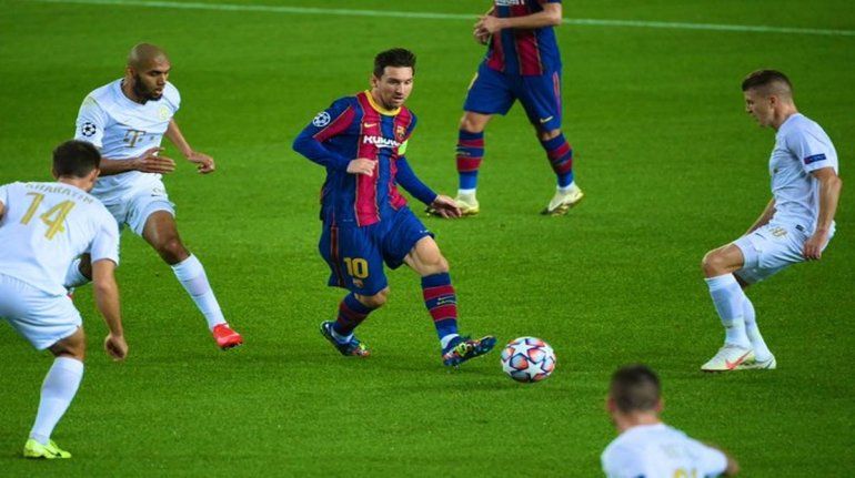 Messi rodeado de marcadoes del equipo&nbsp;