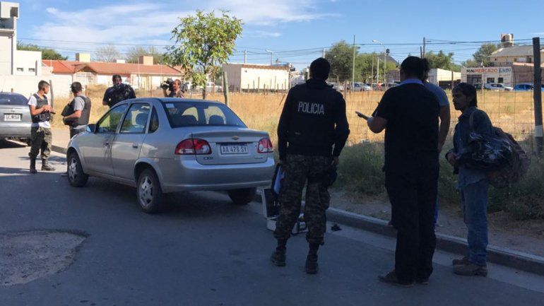 Atraparon a un ladrón que abrió un auto en El Progreso