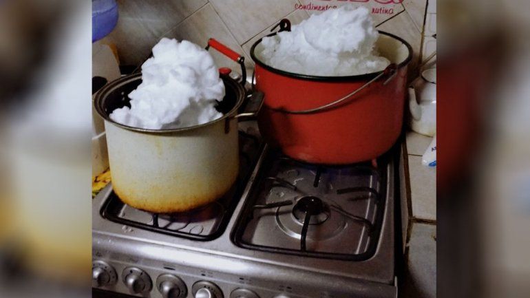 Por el frío, en Mariano Moreno no hay agua y tienen que derretir nieve
