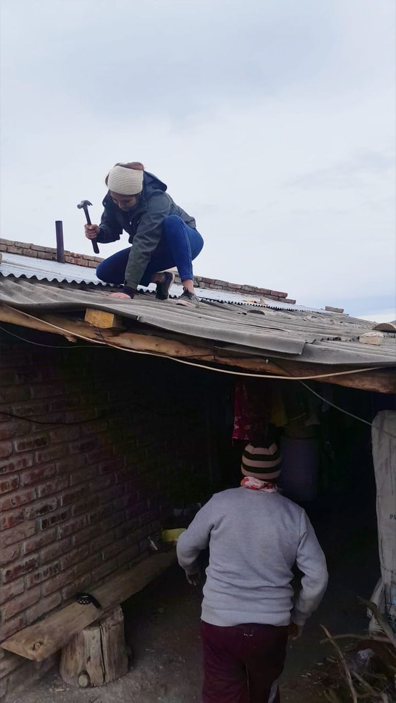 La joven vecina se manifestó de manera espontánea mientras reparaba el techo de su casa. La joven vecina se manifestó de manera espontánea mientras reparaba el techo de su casa.