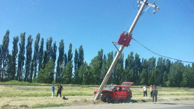 El automovilista chocó de frente contra la columna de hormigón.