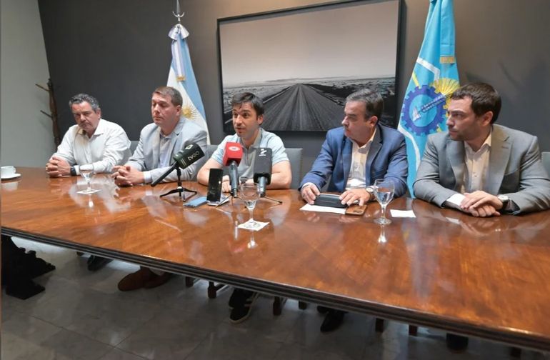 El anuncio del pedido de intervención de la Cooperativa de Rawson, encabezado por el Gobernador de Chubut, Ignacio Torres, y el intendente de Rawson, Damián Biss. El anuncio del pedido de intervención de la Cooperativa de Rawson, encabezado por el Gobernador de Chubut, Ignacio Torres, y el intendente de Rawson, Damián Biss.