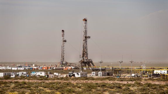 El petróleo dio un batacazo a la sombra del gas natural