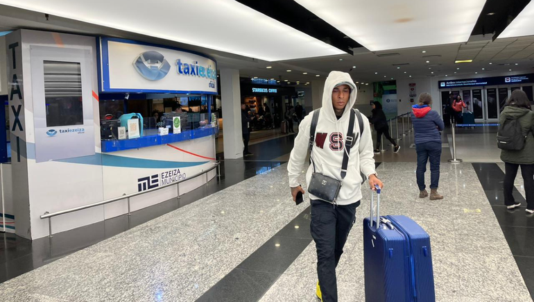 Sebastián Villa volvió al país tras la intimación de Boca