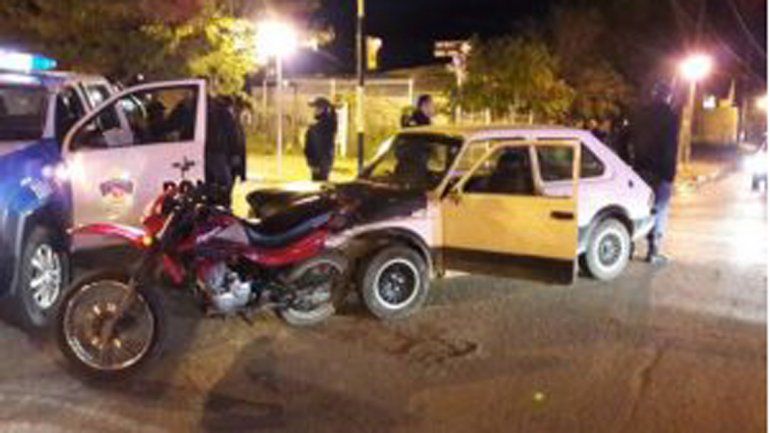 Manejaba borracho, chocó a un motociclista y lo arrastró varios metros