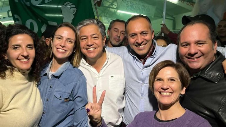 El gobernador electo, Rolando Figueroa, con dirigentes del peronismo que lo acompañaron. Son parte de Neuquinizate en guerra contra el kirchnerismo clásico.