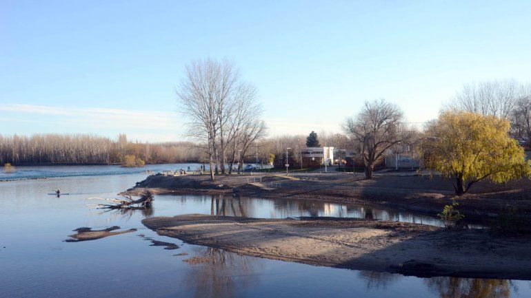 Los amenazó con un cuchillo para robarles la ropa y la billetera