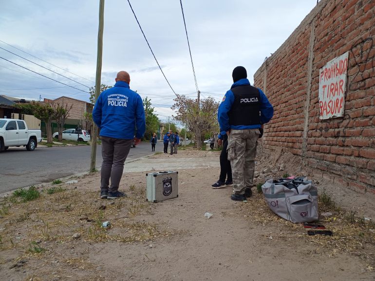 Policías de Delitos contra la Propiedad allanaron y secuestraron elementos robados en La Anónima y el Atelier del Peinador.