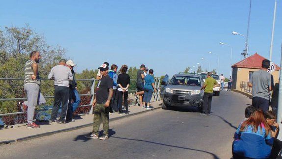Familiares del joven que cayó al canal cortaron la Ruta 151