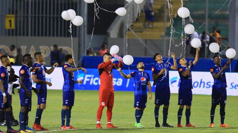El reconocimiento a Vergara&nbsp; previo a un partido de Motagua.