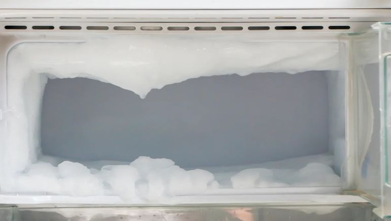 Cómo eliminar hielo acumulado en el freezer: un truco infalible y por qué es importante hacerlo