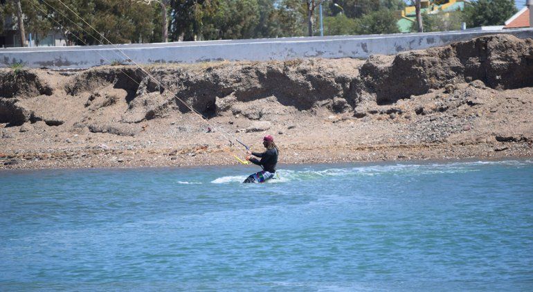 Se tiró al agua y lo atrapó la marea extraordinaria