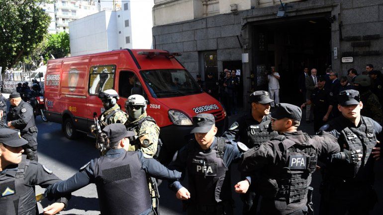 El juez Gustavo Lleral prohibió que los que participen de la autopsia ingresen al lugar con teléfonos celulares.