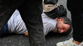 Marcha de jubilados frente al Congreso: reprimieron a un reconocido sacerdote que fue defendido por un periodista
