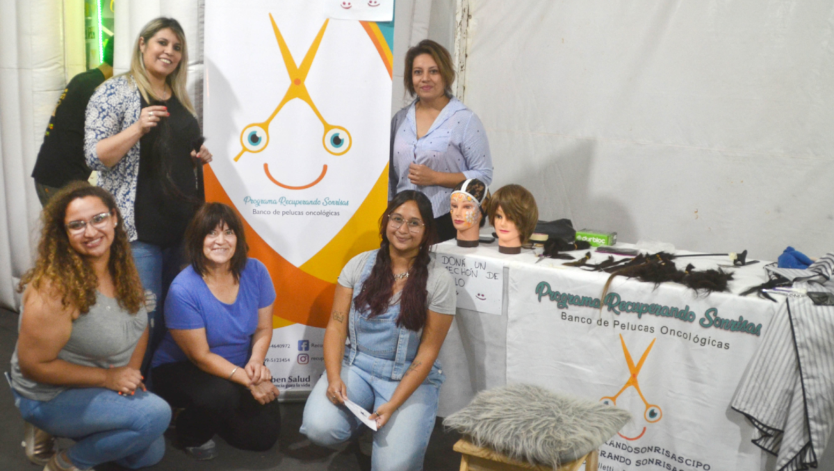 La solidaridad viene al pelo: recuperan sonrisas con pelucas oncológicas