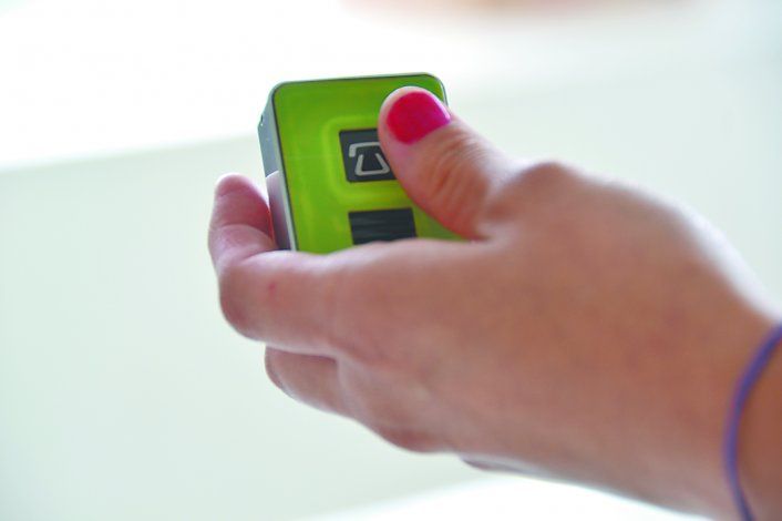 Las mujeres que tenían temporalmente un botón antipánico lo mantendrán aunque se cumpla el plazo inicial. Las mujeres que tenían temporalmente un botón antipánico lo mantendrán aunque se cumpla el plazo inicial.