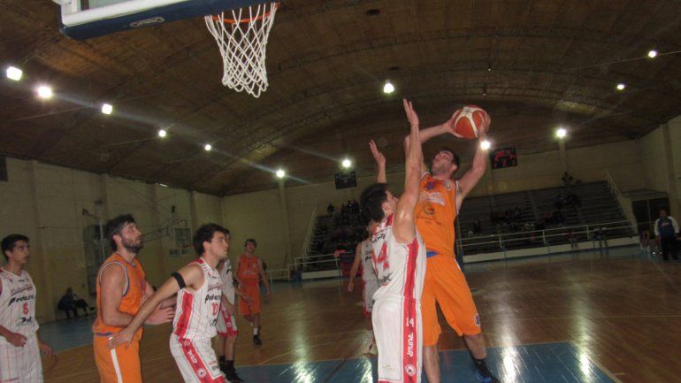 El Rojo obtuvo una victoria cómoda frente a Deportivo Roca.