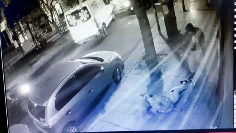 Lo acribillan de cinco disparos en la calle y delante de su pareja