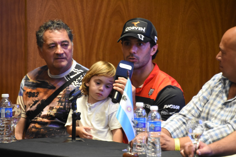 ¿Quién era el nenito al que Manu Urcera le hizo upa en conferencia?