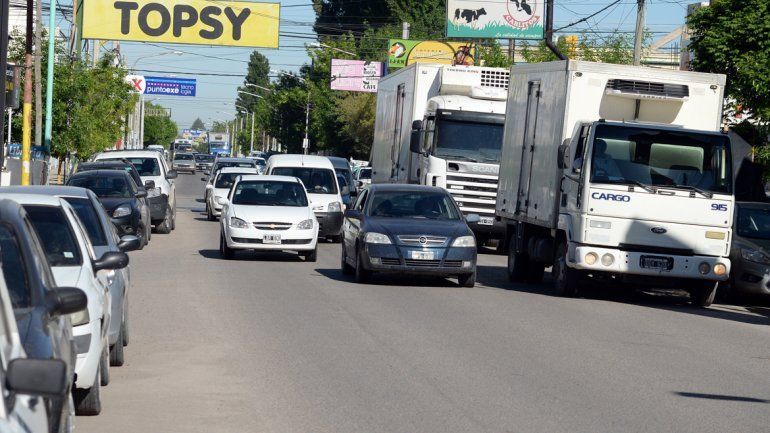 Cada vez menos camioneros respetan los horarios y lugares habilitados para la carga y descarga de mercadería en la ciudad de Neuquén.