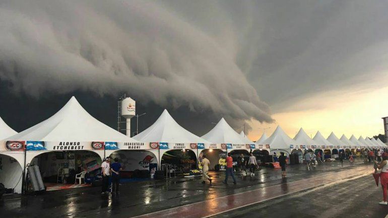 Fuertes vientos (tornado) arrasaron con las carpas en el autódromo.&nbsp;
