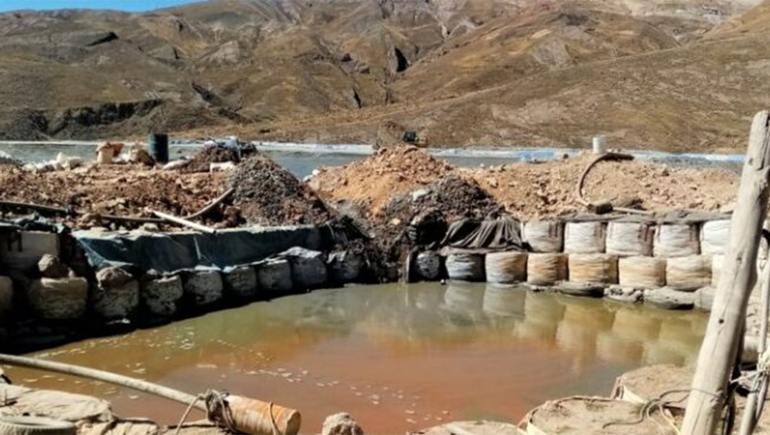 Se rompió un dique en Bolivia y hay preocupación en el norte del país