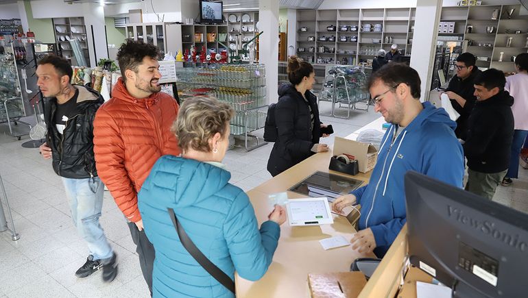 Esperan el paso de cientos de clientes para aprovechar los descuentos. Esperan el paso de cientos de clientes para aprovechar los descuentos.