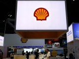 Imagen de archivo de miembros del personal trabajan en la cabina de Royal Dutch Shell en Gastech, la mayor exposición mundial de la industria de gas, en Chiba, Japón. 4 de abril, 2017. REUTERS/Toru