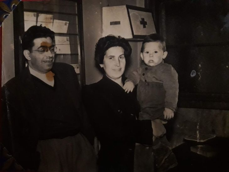 Juan Arana y Tomasa Urionabarrenechea con Pedro de bebé. Sacada en la Euskal Etxea Laurak Bat de Buenos Aires. Juan Arana y Tomasa Urionabarrenechea con Pedro de bebé. Sacada en la Euskal Etxea Laurak Bat de Buenos Aires.