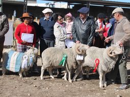 Abel, de campera negra, con su mamá e hija. Foto: gentileza. Abel, de campera negra, con su mamá e hija. Foto: gentileza.
