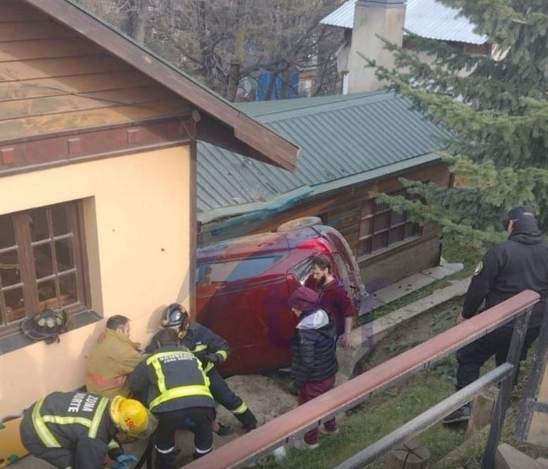 El conductor del Ford fue asistido por los bomberos luego de desbarrancarse hasta el patio de una casa en Ushuaia, en septiembre de 2022. El conductor del Ford fue asistido por los bomberos luego de desbarrancarse hasta el patio de una casa en Ushuaia, en septiembre de 2022.