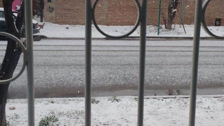 La nieve sorprendió a la comarca petrolera