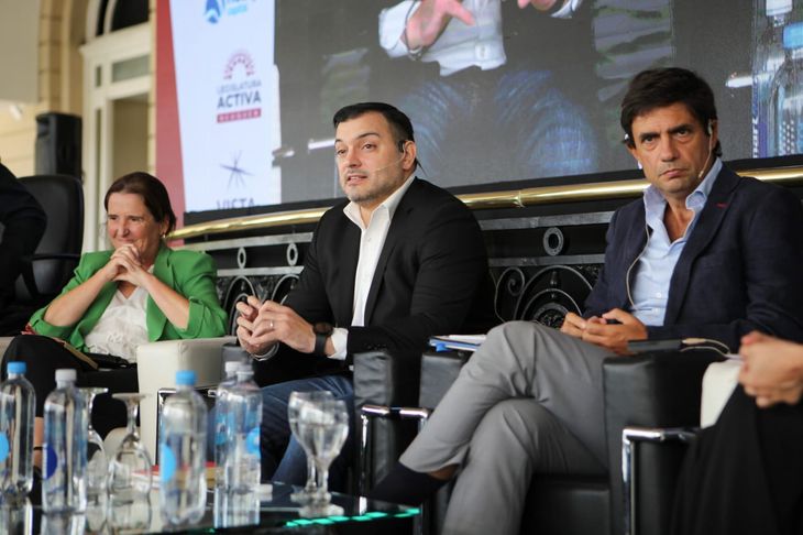 Marina Dal Poggetto, directora ejecutiva de EcoGo Consultores; Emanuel Álvarez Agis, director de Consultora PxQ; y Hernán Lacunza, exministro de Economía de la Nación; en el Panel Economía de Vaca Muerta Insights. Créditos: Dan Damelio.