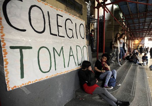 Estudiantes porteños publicaron una guía para ocupar colegios