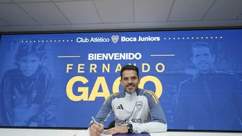 Fernando Gago puso la firma y selló el vínculo con el club en el que se formó. 