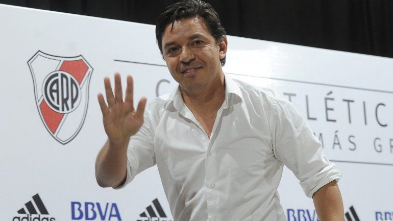 El entrenador de River brindó ayer una conferencia en la que anunció su permanencia al frente del plantel millonario.
