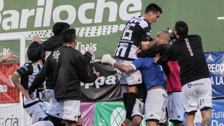 Todos abrazan al héroe. Matías Alasia atajó dos penales y metió a Cipolletti a los cuartos de final del Federal A.